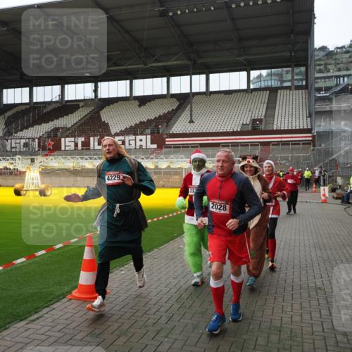07.12.2025 - St. Pauli X-Mass-Run No. 15 Fabian Wolf http://msf.ph/oto/9397974 07.12.2025 10:48:14 Ziel 472, 876, 1195, 2028, 2146, 2147, 2339, 2501, 3018, 3598, 4229 meine-sportfotos.de
