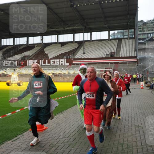 07.12.2025 - St. Pauli X-Mass-Run No. 15 Fabian Wolf http://msf.ph/oto/9397975 07.12.2025 10:48:14 Ziel 472, 876, 1195, 2028, 2146, 2147, 2339, 2501, 3018, 3598, 4229 meine-sportfotos.de