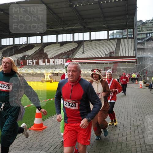 07.12.2025 - St. Pauli X-Mass-Run No. 15 Fabian Wolf http://msf.ph/oto/9397977 07.12.2025 10:48:14 Ziel 472, 876, 1195, 2028, 2146, 2147, 2339, 2501, 3018, 3598, 4229 meine-sportfotos.de