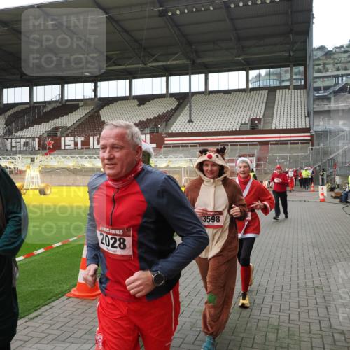 07.12.2025 - St. Pauli X-Mass-Run No. 15 Fabian Wolf http://msf.ph/oto/9397978 07.12.2025 10:48:15 Ziel 876, 1195, 2028, 2146, 2147, 2339, 2501, 3018, 3598, 4229 meine-sportfotos.de