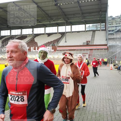 07.12.2025 - St. Pauli X-Mass-Run No. 15 Fabian Wolf http://msf.ph/oto/9397979 07.12.2025 10:48:15 Ziel 876, 1195, 2028, 2146, 2147, 2339, 2501, 3018, 3598, 4229 meine-sportfotos.de