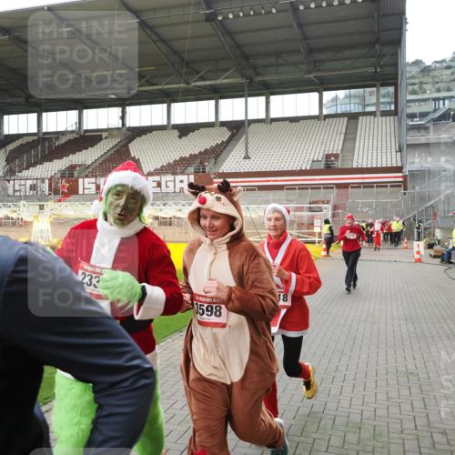 07.12.2025 - St. Pauli X-Mass-Run No. 15 Fabian Wolf http://msf.ph/oto/9397980 07.12.2025 10:48:15 Ziel 876, 1195, 2028, 2146, 2147, 2339, 2501, 3018, 3598, 4229 meine-sportfotos.de