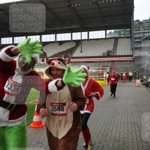 07.12.2025 - St. Pauli X-Mass-Run No. 15 Fabian Wolf http://msf.ph/oto/9397981 07.12.2025 10:48:15 Ziel 876, 1195, 2028, 2146, 2147, 2339, 2501, 3018, 3598, 4229 meine-sportfotos.de