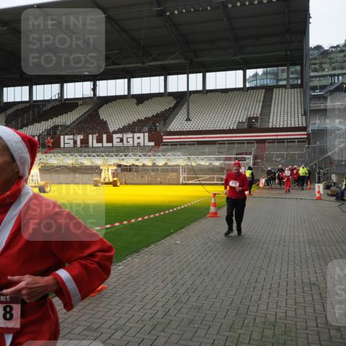 07.12.2025 - St. Pauli X-Mass-Run No. 15 Fabian Wolf http://msf.ph/oto/9397985 07.12.2025 10:48:16 Ziel 876, 1195, 2028, 2146, 2147, 2339, 2501, 2803, 3018, 3598, 4229 meine-sportfotos.de