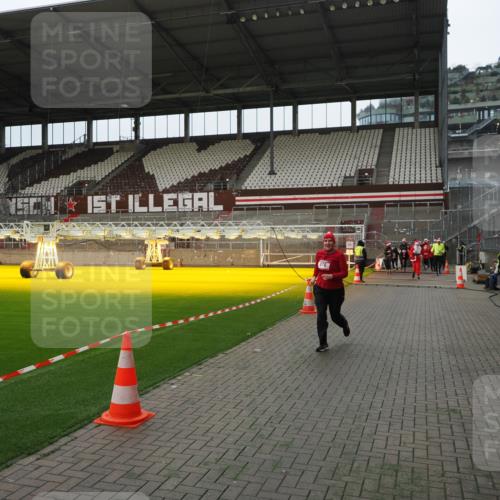 07.12.2025 - St. Pauli X-Mass-Run No. 15 Fabian Wolf http://msf.ph/oto/9397986 07.12.2025 10:48:16 Ziel 876, 1195, 2028, 2146, 2147, 2339, 2501, 2803, 3018, 3598, 4229 meine-sportfotos.de