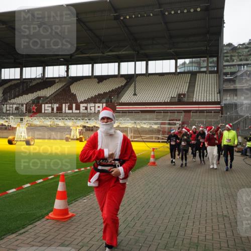07.12.2025 - St. Pauli X-Mass-Run No. 15 Fabian Wolf http://msf.ph/oto/9397997 07.12.2025 10:48:24 Ziel 577, 876, 1265, 1267, 2028, 2232, 2233, 2235, 2239, 2241, 2339, 2501, 2796, 2797, 2803, 3018, 3598, 4229, 4447, 4598 meine-sportfotos.de