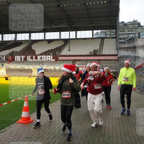 07.12.2025 - St. Pauli X-Mass-Run No. 15 Fabian Wolf http://msf.ph/oto/9398005 07.12.2025 10:48:28 Ziel 233, 577, 633, 876, 1265, 1267, 2232, 2233, 2235, 2239, 2241, 2796, 2797, 2803, 4447, 4598 meine-sportfotos.de