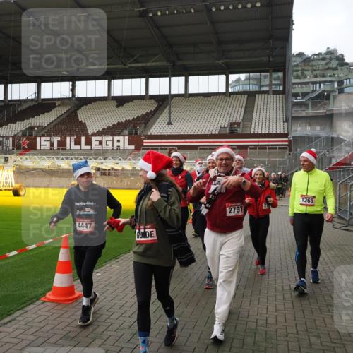 07.12.2025 - St. Pauli X-Mass-Run No. 15 Fabian Wolf http://msf.ph/oto/9398006 07.12.2025 10:48:28 Ziel 233, 577, 633, 876, 1265, 1267, 2232, 2233, 2235, 2239, 2241, 2796, 2797, 2803, 4447, 4598 meine-sportfotos.de