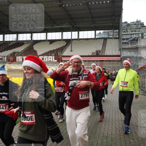07.12.2025 - St. Pauli X-Mass-Run No. 15 Fabian Wolf http://msf.ph/oto/9398009 07.12.2025 10:48:29 Ziel 233, 290, 577, 633, 876, 935, 1265, 1267, 1517, 1521, 2232, 2233, 2235, 2239, 2241, 2796, 2797, 2803, 4447, 4598 meine-sportfotos.de