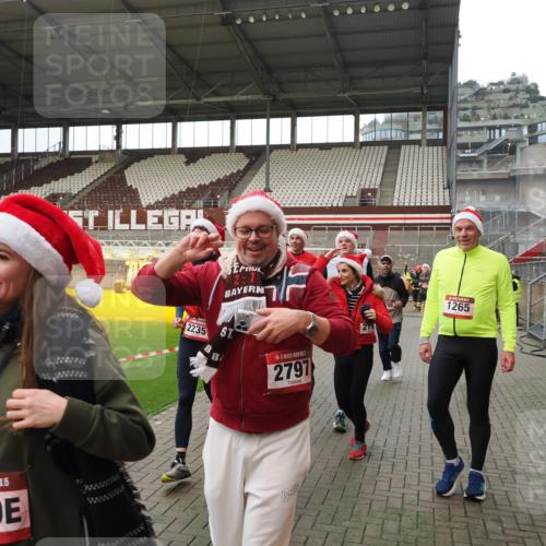 07.12.2025 - St. Pauli X-Mass-Run No. 15 Fabian Wolf http://msf.ph/oto/9398010 07.12.2025 10:48:29 Ziel 233, 290, 577, 633, 876, 935, 1265, 1267, 1517, 1521, 2232, 2233, 2235, 2239, 2241, 2796, 2797, 2803, 4447, 4598 meine-sportfotos.de