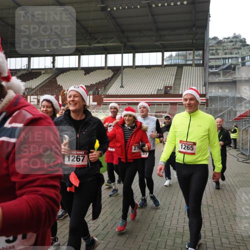 07.12.2025 - St. Pauli X-Mass-Run No. 15 Fabian Wolf http://msf.ph/oto/9398013 07.12.2025 10:48:29 Ziel 233, 290, 577, 633, 876, 935, 1265, 1267, 1517, 1521, 2232, 2233, 2235, 2239, 2241, 2796, 2797, 2803, 4447, 4598 meine-sportfotos.de