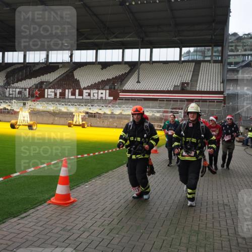 07.12.2025 - St. Pauli X-Mass-Run No. 15 Fabian Wolf http://msf.ph/oto/9398031 07.12.2025 10:48:38 Ziel 233, 290, 577, 633, 935, 1009, 1087, 1188, 1189, 1267, 1515, 1516, 1517, 1521, 2232, 2233, 2235, 2239, 2241, 2268, 2269, 2796, 2797, 3017, 3019, 3346, 4447, 4598 meine-sportfotos.de
