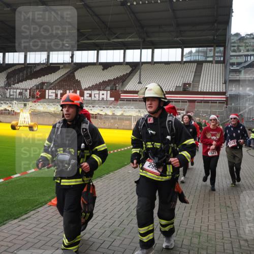 07.12.2025 - St. Pauli X-Mass-Run No. 15 Fabian Wolf http://msf.ph/oto/9398036 07.12.2025 10:48:39 Ziel 233, 290, 577, 633, 935, 1009, 1087, 1188, 1189, 1515, 1516, 1517, 1521, 2232, 2233, 2235, 2239, 2241, 2268, 2269, 2796, 3017, 3019, 3346, 4447, 4598 meine-sportfotos.de