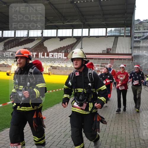 07.12.2025 - St. Pauli X-Mass-Run No. 15 Fabian Wolf http://msf.ph/oto/9398037 07.12.2025 10:48:39 Ziel 233, 290, 577, 633, 935, 1009, 1087, 1188, 1189, 1515, 1516, 1517, 1521, 2232, 2233, 2235, 2239, 2241, 2268, 2269, 2796, 3017, 3019, 3346, 4447, 4598 meine-sportfotos.de