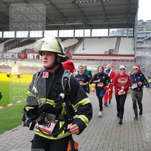 07.12.2025 - St. Pauli X-Mass-Run No. 15 Fabian Wolf http://msf.ph/oto/9398039 07.12.2025 10:48:39 Ziel 233, 290, 577, 633, 935, 1009, 1087, 1188, 1189, 1515, 1516, 1517, 1521, 2232, 2233, 2235, 2239, 2241, 2268, 2269, 2796, 3017, 3019, 3346, 4447, 4598 meine-sportfotos.de