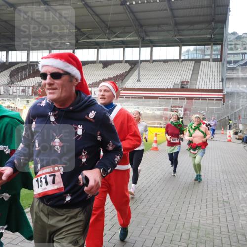 07.12.2025 - St. Pauli X-Mass-Run No. 15 Fabian Wolf http://msf.ph/oto/9398047 07.12.2025 10:48:42 Ziel 233, 290, 590, 592, 633, 935, 1009, 1087, 1188, 1189, 1515, 1516, 1517, 1521, 1895, 2268, 2269, 3017, 3019, 3346, 4598 meine-sportfotos.de