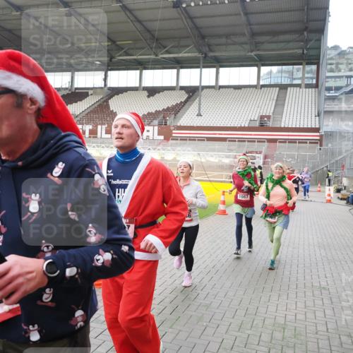 07.12.2025 - St. Pauli X-Mass-Run No. 15 Fabian Wolf http://msf.ph/oto/9398048 07.12.2025 10:48:42 Ziel 233, 290, 590, 592, 633, 935, 1009, 1087, 1188, 1189, 1515, 1516, 1517, 1521, 1895, 2268, 2269, 3017, 3019, 3346, 4598 meine-sportfotos.de