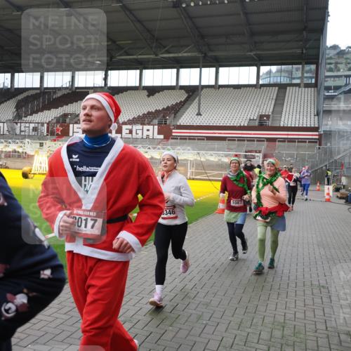 07.12.2025 - St. Pauli X-Mass-Run No. 15 Fabian Wolf http://msf.ph/oto/9398049 07.12.2025 10:48:42 Ziel 233, 290, 590, 592, 633, 935, 1009, 1087, 1188, 1189, 1515, 1516, 1517, 1521, 1895, 2268, 2269, 3017, 3019, 3346, 4598 meine-sportfotos.de