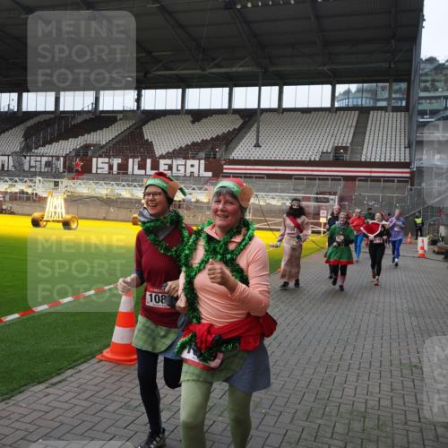 07.12.2025 - St. Pauli X-Mass-Run No. 15 Fabian Wolf http://msf.ph/oto/9398056 07.12.2025 10:48:44 Ziel 233, 290, 590, 592, 633, 935, 1009, 1087, 1188, 1189, 1515, 1516, 1517, 1521, 1895, 2268, 2269, 2512, 2515, 3017, 3019, 3346 meine-sportfotos.de