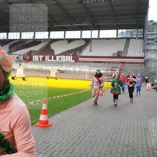 07.12.2025 - St. Pauli X-Mass-Run No. 15 Fabian Wolf http://msf.ph/oto/9398059 07.12.2025 10:48:44 Ziel 233, 290, 590, 592, 633, 935, 1009, 1087, 1188, 1189, 1515, 1516, 1517, 1521, 1895, 2268, 2269, 2512, 2515, 3017, 3019, 3346 meine-sportfotos.de