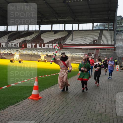 07.12.2025 - St. Pauli X-Mass-Run No. 15 Fabian Wolf http://msf.ph/oto/9398061 07.12.2025 10:48:45 Ziel 233, 290, 590, 592, 633, 935, 1009, 1087, 1188, 1189, 1515, 1516, 1517, 1521, 1895, 2268, 2269, 2512, 2515, 3017, 3019, 3346 meine-sportfotos.de