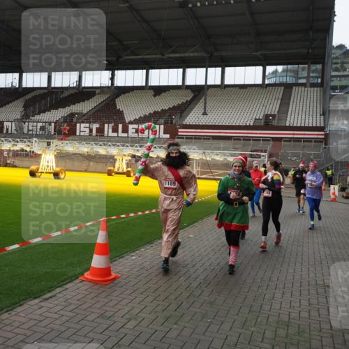 07.12.2025 - St. Pauli X-Mass-Run No. 15 Fabian Wolf http://msf.ph/oto/9398062 07.12.2025 10:48:46 Ziel 233, 290, 590, 592, 633, 935, 1009, 1087, 1188, 1189, 1515, 1516, 1517, 1521, 1895, 2268, 2269, 2512, 2515, 3017, 3019, 3346 meine-sportfotos.de