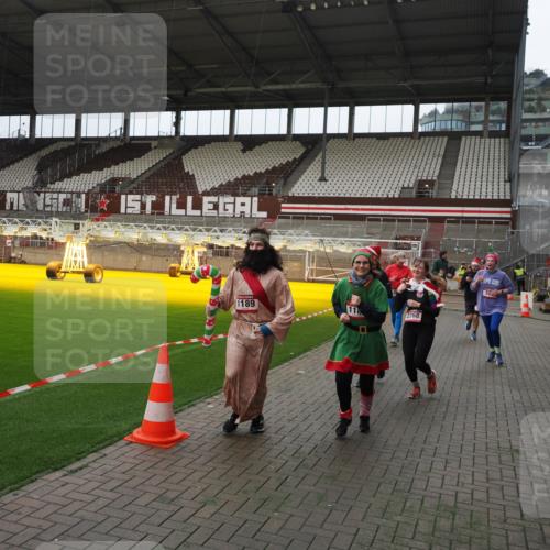 07.12.2025 - St. Pauli X-Mass-Run No. 15 Fabian Wolf http://msf.ph/oto/9398063 07.12.2025 10:48:46 Ziel 233, 290, 590, 592, 633, 935, 1009, 1087, 1188, 1189, 1515, 1516, 1517, 1521, 1895, 2268, 2269, 2512, 2515, 3017, 3019, 3346 meine-sportfotos.de