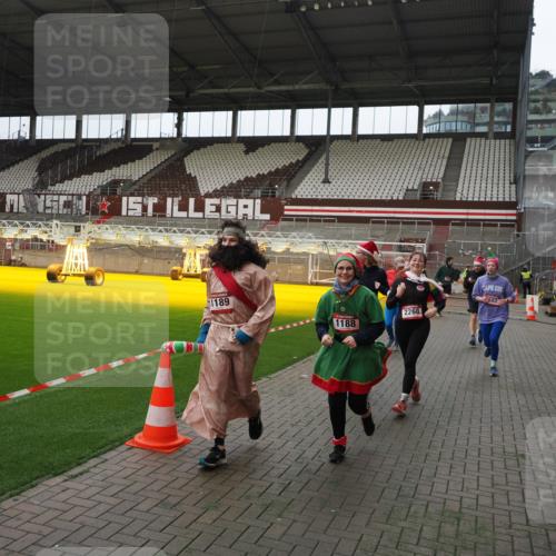 07.12.2025 - St. Pauli X-Mass-Run No. 15 Fabian Wolf http://msf.ph/oto/9398064 07.12.2025 10:48:46 Ziel 233, 290, 590, 592, 633, 935, 1009, 1087, 1188, 1189, 1515, 1516, 1517, 1521, 1895, 2268, 2269, 2512, 2515, 3017, 3019, 3346 meine-sportfotos.de