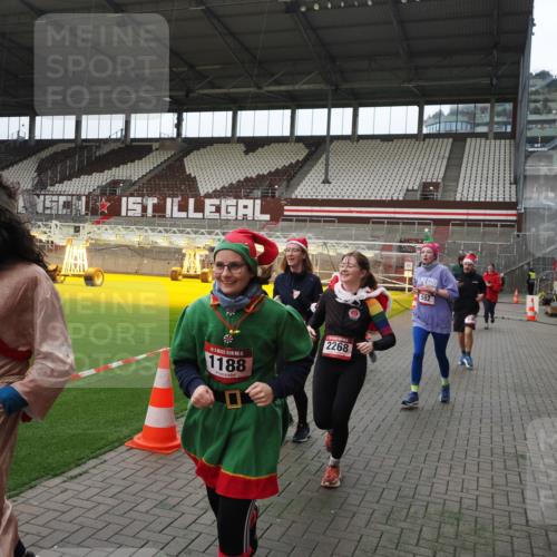 07.12.2025 - St. Pauli X-Mass-Run No. 15 Fabian Wolf http://msf.ph/oto/9398067 07.12.2025 10:48:47 Ziel 233, 290, 590, 592, 935, 1009, 1087, 1188, 1189, 1515, 1516, 1517, 1521, 1895, 2268, 2269, 2512, 2515, 3017, 3019, 3346 meine-sportfotos.de
