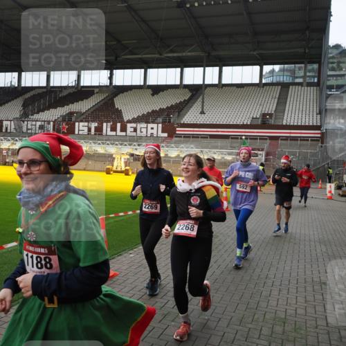07.12.2025 - St. Pauli X-Mass-Run No. 15 Fabian Wolf http://msf.ph/oto/9398068 07.12.2025 10:48:47 Ziel 233, 290, 590, 592, 935, 1009, 1087, 1188, 1189, 1515, 1516, 1517, 1521, 1895, 2268, 2269, 2512, 2515, 3017, 3019, 3346 meine-sportfotos.de