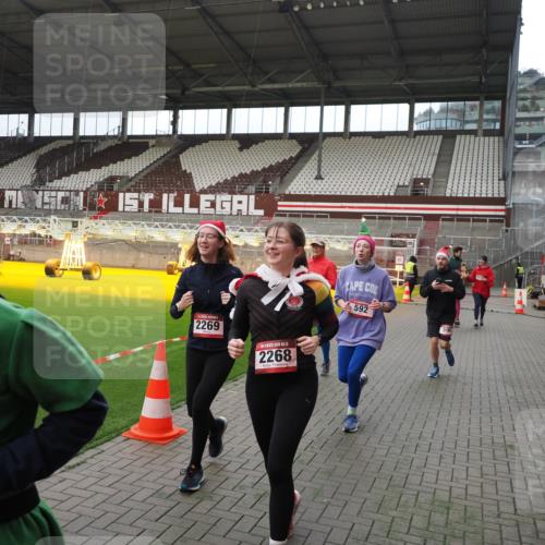 07.12.2025 - St. Pauli X-Mass-Run No. 15 Fabian Wolf http://msf.ph/oto/9398069 07.12.2025 10:48:48 Ziel 233, 290, 590, 592, 935, 1009, 1087, 1188, 1189, 1515, 1516, 1517, 1521, 1895, 2268, 2269, 2512, 2515, 3017, 3019, 3346 meine-sportfotos.de