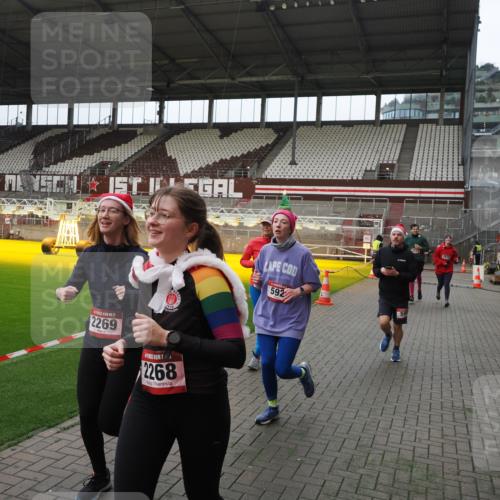 07.12.2025 - St. Pauli X-Mass-Run No. 15 Fabian Wolf http://msf.ph/oto/9398071 07.12.2025 10:48:48 Ziel 233, 290, 590, 592, 935, 1009, 1087, 1188, 1189, 1515, 1516, 1517, 1521, 1895, 2268, 2269, 2512, 2515, 3017, 3019, 3346 meine-sportfotos.de