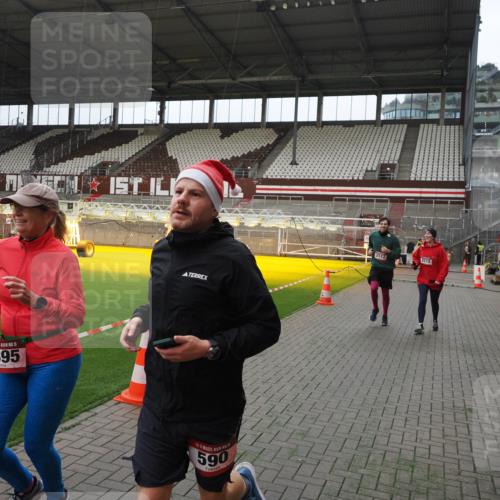 07.12.2025 - St. Pauli X-Mass-Run No. 15 Fabian Wolf http://msf.ph/oto/9398079 07.12.2025 10:48:50 Ziel 379, 590, 592, 1009, 1087, 1188, 1189, 1515, 1516, 1895, 2268, 2269, 2512, 2515, 3017, 3019, 3346 meine-sportfotos.de