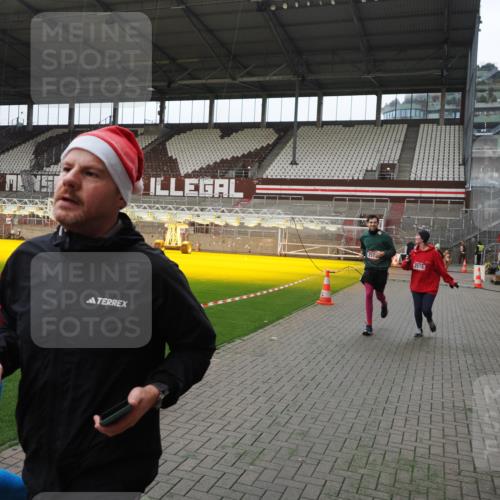 07.12.2025 - St. Pauli X-Mass-Run No. 15 Fabian Wolf http://msf.ph/oto/9398080 07.12.2025 10:48:50 Ziel 379, 590, 592, 1009, 1087, 1188, 1189, 1515, 1516, 1895, 2268, 2269, 2512, 2515, 3017, 3019, 3346 meine-sportfotos.de