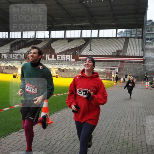 07.12.2025 - St. Pauli X-Mass-Run No. 15 Fabian Wolf http://msf.ph/oto/9398086 07.12.2025 10:48:52 Ziel 379, 590, 592, 1009, 1019, 1087, 1188, 1189, 1895, 2268, 2269, 2512, 2515, 3346 meine-sportfotos.de