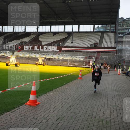 07.12.2025 - St. Pauli X-Mass-Run No. 15 Fabian Wolf http://msf.ph/oto/9398090 07.12.2025 10:48:53 Ziel 379, 590, 592, 1009, 1019, 1087, 1188, 1189, 1895, 2268, 2269, 2512, 2515, 3346 meine-sportfotos.de