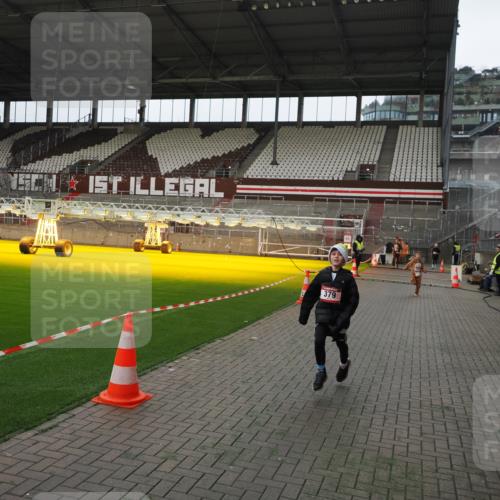 07.12.2025 - St. Pauli X-Mass-Run No. 15 Fabian Wolf http://msf.ph/oto/9398092 07.12.2025 10:48:53 Ziel 379, 590, 592, 1009, 1019, 1087, 1188, 1189, 1895, 2268, 2269, 2512, 2515, 3346 meine-sportfotos.de