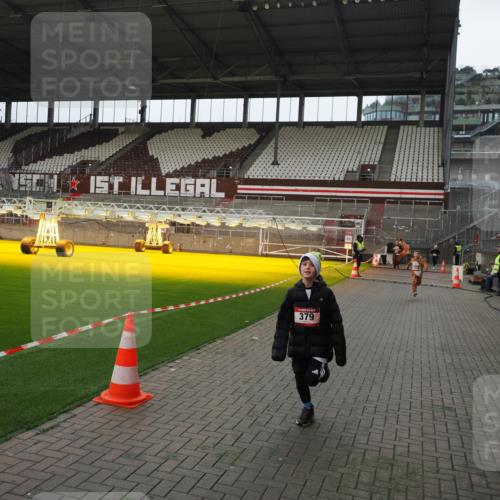 07.12.2025 - St. Pauli X-Mass-Run No. 15 Fabian Wolf http://msf.ph/oto/9398093 07.12.2025 10:48:53 Ziel 379, 590, 592, 1009, 1019, 1087, 1188, 1189, 1895, 2268, 2269, 2512, 2515, 3346 meine-sportfotos.de