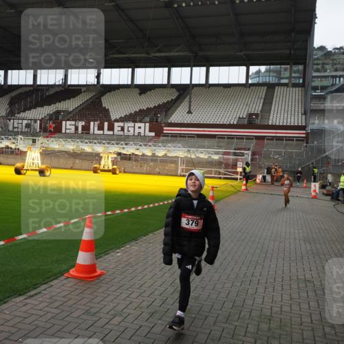 07.12.2025 - St. Pauli X-Mass-Run No. 15 Fabian Wolf http://msf.ph/oto/9398094 07.12.2025 10:48:54 Ziel 379, 590, 592, 1009, 1019, 1087, 1188, 1189, 1895, 2268, 2269, 2512, 2515, 3346 meine-sportfotos.de