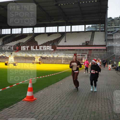 07.12.2025 - St. Pauli X-Mass-Run No. 15 Fabian Wolf http://msf.ph/oto/9398102 07.12.2025 10:49:03 Ziel 379, 1019, 1155, 1164, 1166, 2512, 2515, 3369 meine-sportfotos.de