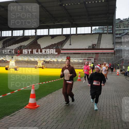07.12.2025 - St. Pauli X-Mass-Run No. 15 Fabian Wolf http://msf.ph/oto/9398105 07.12.2025 10:49:04 Ziel 191, 194, 379, 471, 1019, 1155, 1164, 1166, 2515, 3369 meine-sportfotos.de