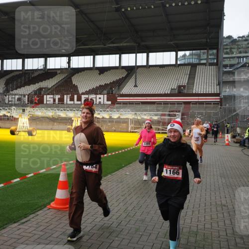 07.12.2025 - St. Pauli X-Mass-Run No. 15 Fabian Wolf http://msf.ph/oto/9398108 07.12.2025 10:49:05 Ziel 191, 194, 379, 471, 1019, 1155, 1164, 1166, 2921, 2933, 3369 meine-sportfotos.de