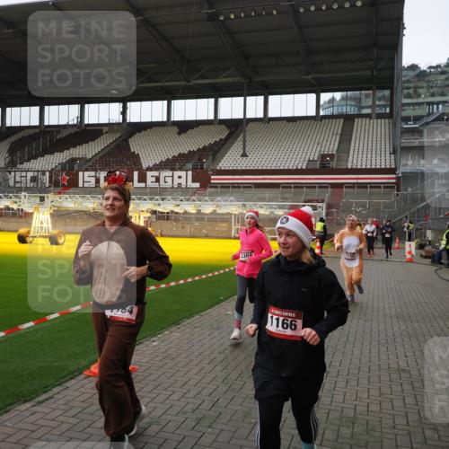 07.12.2025 - St. Pauli X-Mass-Run No. 15 Fabian Wolf http://msf.ph/oto/9398109 07.12.2025 10:49:05 Ziel 191, 194, 379, 471, 1019, 1155, 1164, 1166, 2921, 2933, 3369 meine-sportfotos.de
