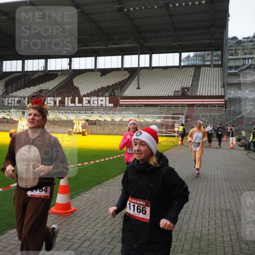 07.12.2025 - St. Pauli X-Mass-Run No. 15 Fabian Wolf http://msf.ph/oto/9398110 07.12.2025 10:49:05 Ziel 191, 194, 379, 471, 1019, 1155, 1164, 1166, 2921, 2933, 3369 meine-sportfotos.de