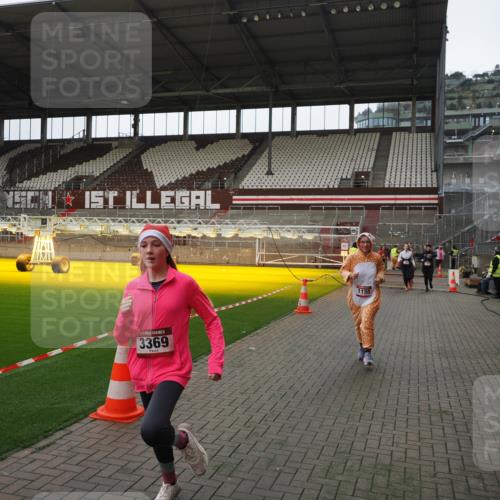 07.12.2025 - St. Pauli X-Mass-Run No. 15 Fabian Wolf http://msf.ph/oto/9398113 07.12.2025 10:49:06 Ziel 191, 194, 379, 471, 1019, 1155, 1164, 1166, 2921, 2933, 3369 meine-sportfotos.de