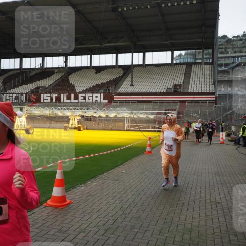 07.12.2025 - St. Pauli X-Mass-Run No. 15 Fabian Wolf http://msf.ph/oto/9398114 07.12.2025 10:49:06 Ziel 191, 194, 379, 471, 1019, 1155, 1164, 1166, 2921, 2933, 3369 meine-sportfotos.de