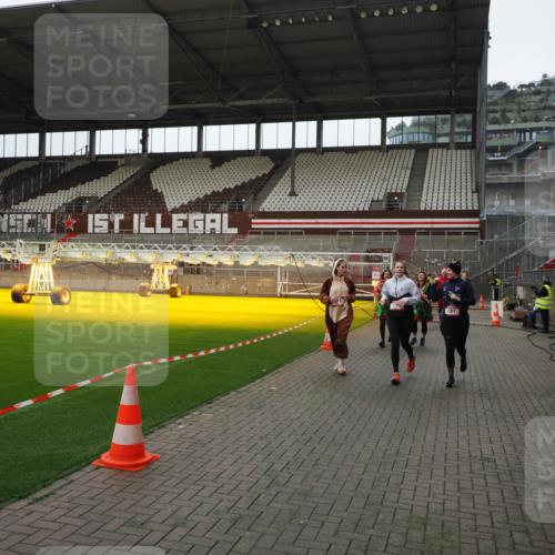07.12.2025 - St. Pauli X-Mass-Run No. 15 Fabian Wolf http://msf.ph/oto/9398126 07.12.2025 10:49:10 Ziel 191, 194, 379, 471, 1019, 1155, 1164, 1166, 1370, 1372, 2921, 2933, 3366, 3369 meine-sportfotos.de
