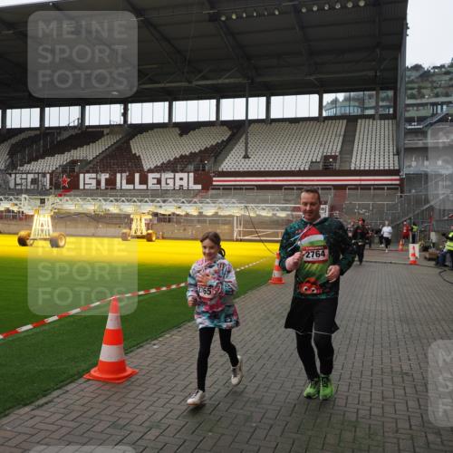 07.12.2025 - St. Pauli X-Mass-Run No. 15 Fabian Wolf http://msf.ph/oto/9398165 07.12.2025 10:49:21 Ziel 191, 194, 471, 1273, 1274, 1370, 1372, 1663, 2421, 2764, 2765, 2921, 2933, 3366, 3369 meine-sportfotos.de