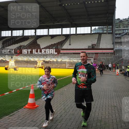07.12.2025 - St. Pauli X-Mass-Run No. 15 Fabian Wolf http://msf.ph/oto/9398166 07.12.2025 10:49:21 Ziel 191, 194, 471, 1273, 1274, 1370, 1372, 1663, 2421, 2764, 2765, 2921, 2933, 3366, 3369 meine-sportfotos.de