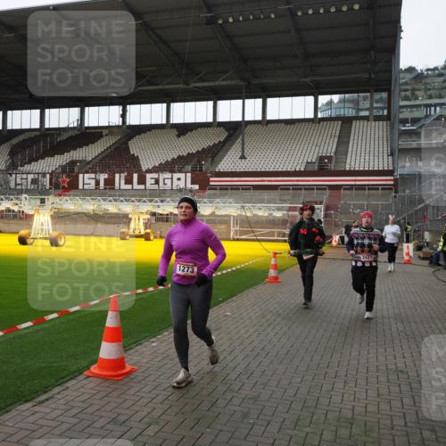 07.12.2025 - St. Pauli X-Mass-Run No. 15 Fabian Wolf http://msf.ph/oto/9398178 07.12.2025 10:49:25 Ziel 890, 1273, 1274, 1370, 1372, 1663, 2299, 2301, 2421, 2764, 2765, 2921, 2933, 3366 meine-sportfotos.de